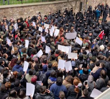 Ne yapsan nafile, gençliği teslim alamayacaksın!