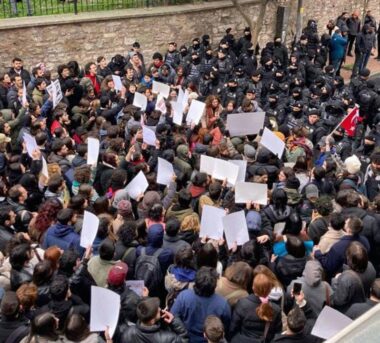 Ne yapsan nafile, gençliği teslim alamayacaksın!