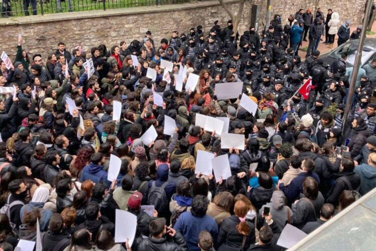 Ne yapsan nafile, gençliği teslim alamayacaksın!