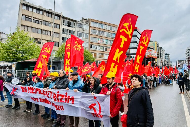 Orak-Çekiç 1 Mayıs alanında yükseldi