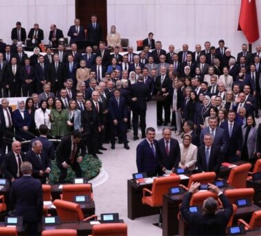 ‘Satılık siyaset’i ve ‘zübük’leri yalnız bırakın!