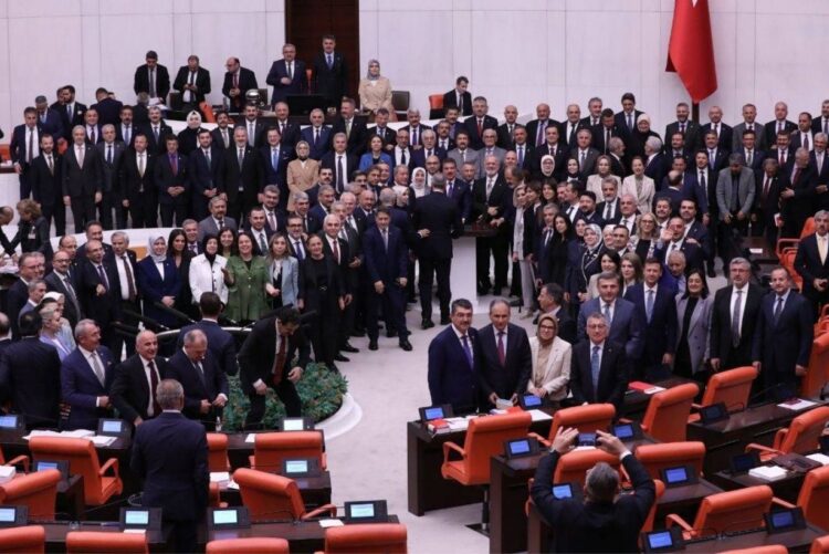 ‘Satılık siyaset’i ve ‘zübük’leri yalnız bırakın!