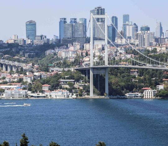 Köprüler ve yollar halkındır, satılamaz!