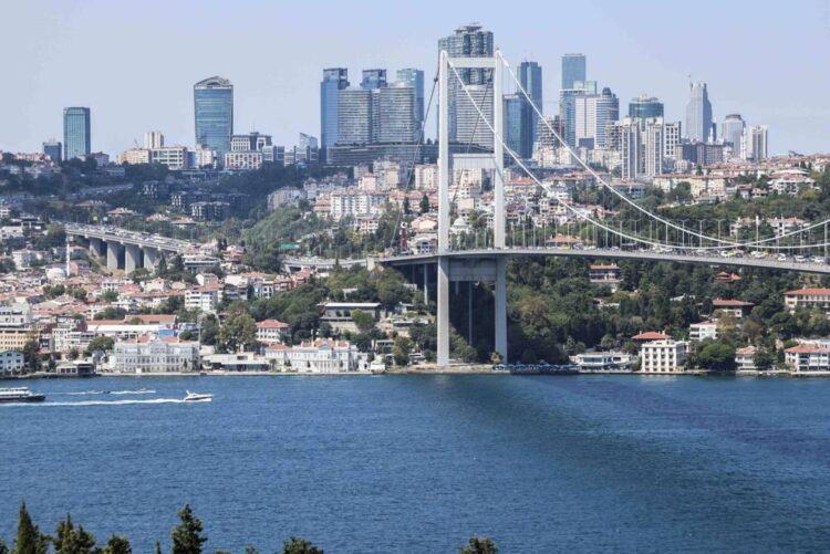 Köprüler ve yollar halkındır, satılamaz!