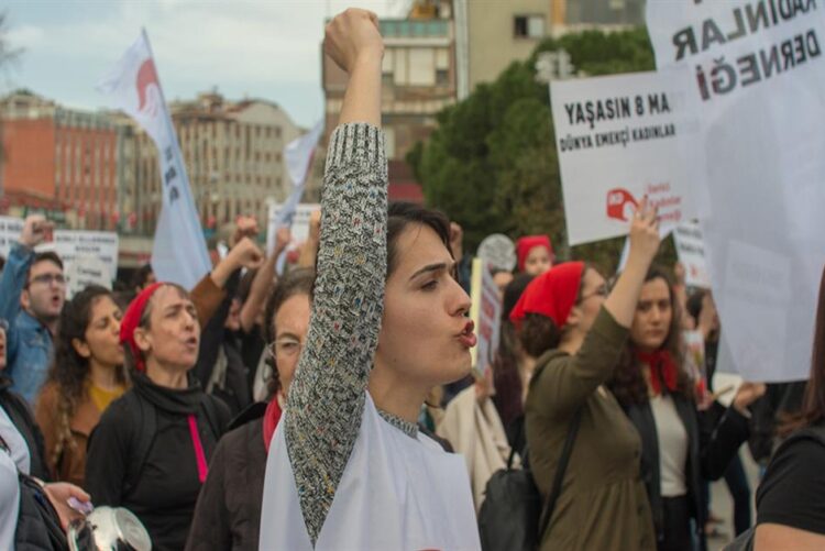 Kadınların eşitliği ve özgürlüğü için Yaşasın 8 Mart, Yaşasın Sosyalizm!