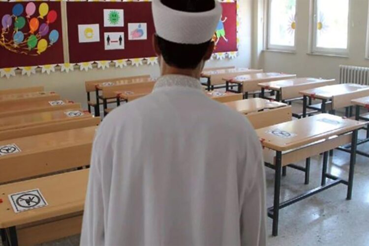 Gerici müfredata karşı emekçiler ayağa