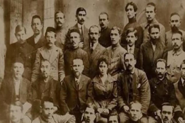 On beşleri unutmadık!  Mustafa Suphilerin orak çekiçli bayrağı yükseliyor…